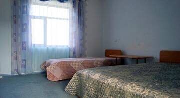 Фото номера Стандартный трехместный номер Гостиница Guest house Flamingo г. Солнечная Долина 3